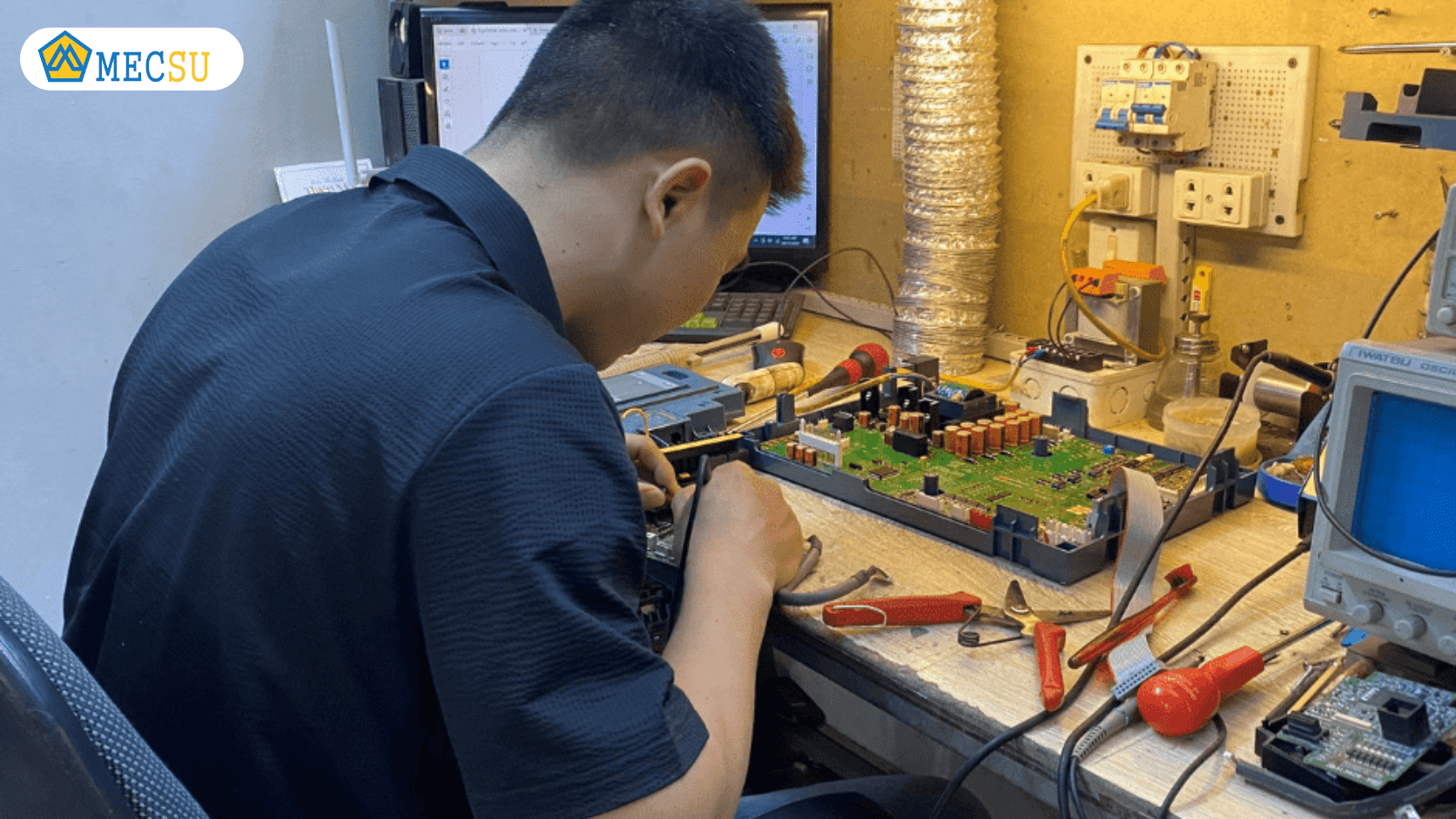 Ứng dụng kìm điện trong sửa chữa thiết bị điện tử